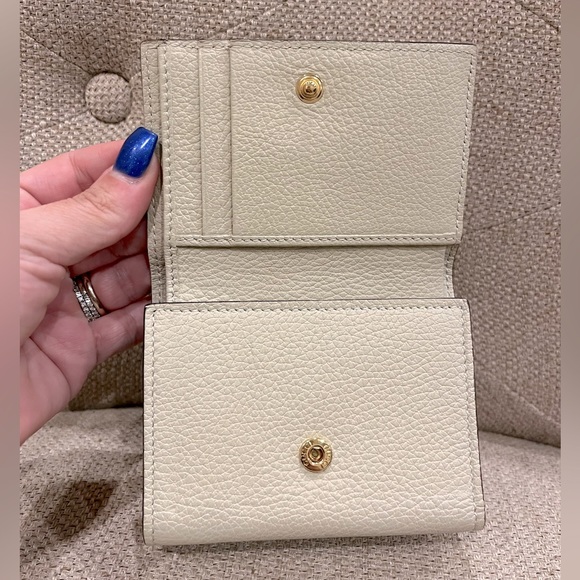 π GUCCI Embossed Logo Trifold Leather Wallet - Picture 4 of 15
